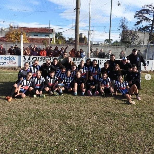 imagen del plantel de la primera division femenina del club atletico baradero consagrandose campeon del torneo preparacion 2024